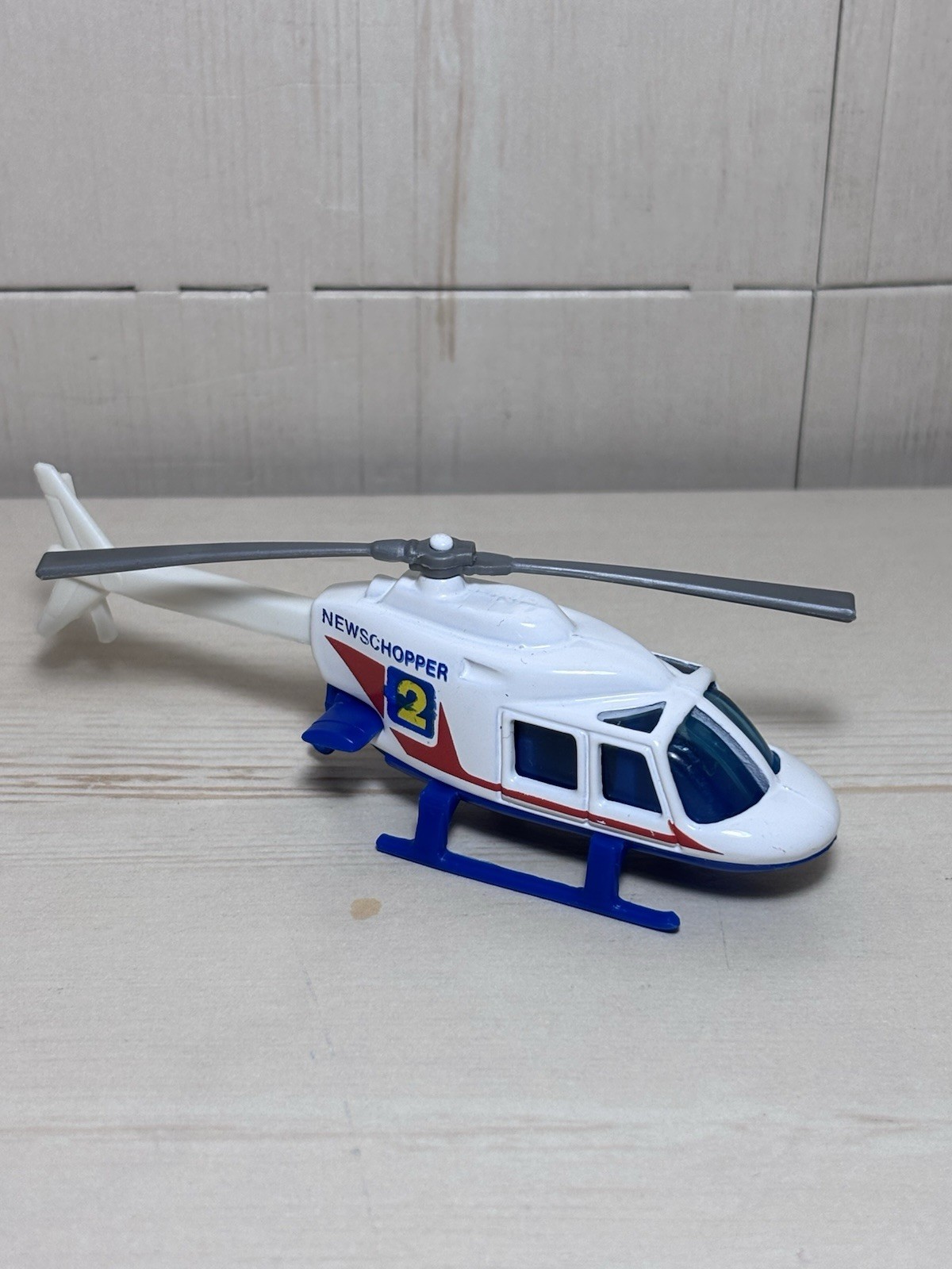 1989 HOT WHEELS NEWSCHOPPER 2 WHITE 3 1/8″ DIECAST HELICOPTER W BLUE RED YELLOW