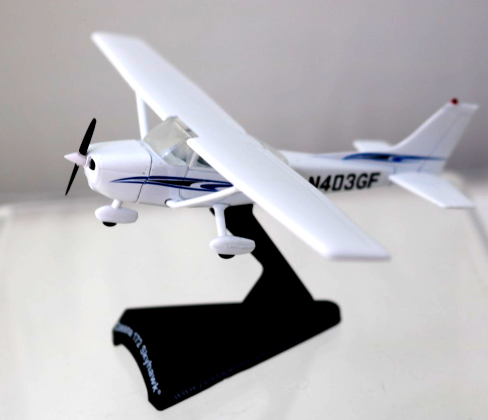Cessna 172 Skyhawk 1:87 Scale 4 Seat 1955 PS5603-2 Daron Same Day Shipping