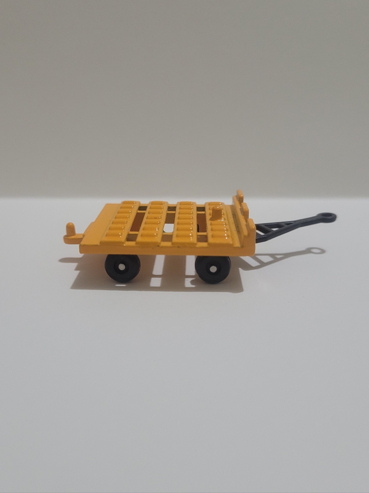 Airport Ground Support Equipment: Cargo Cart – 1:64 Scale.