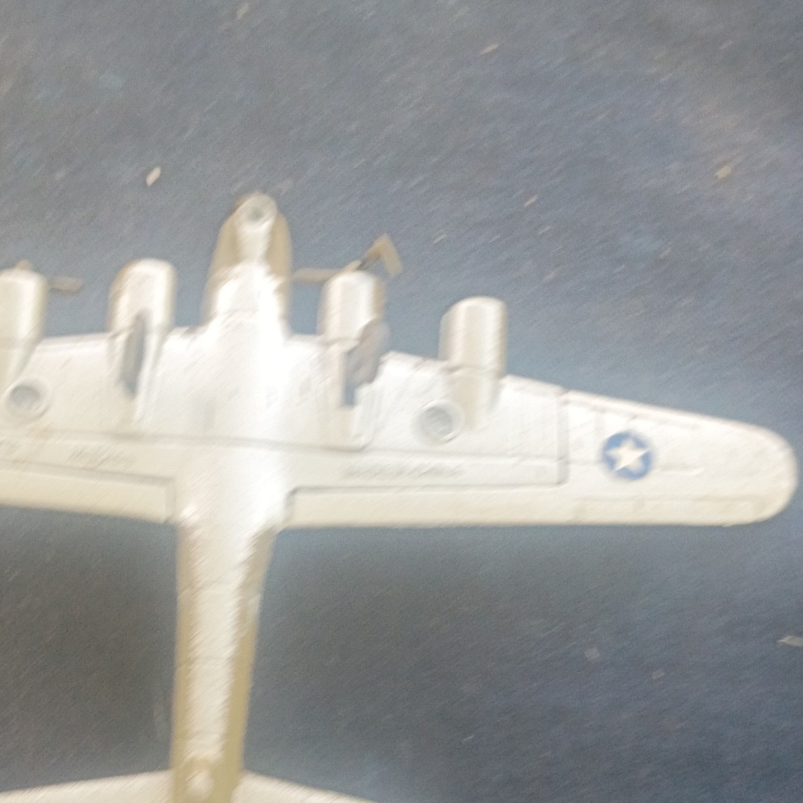 Maisto Boeing B-17G Flying Fortress 1:72 Diecast USAAF Airplane, Green/Silver