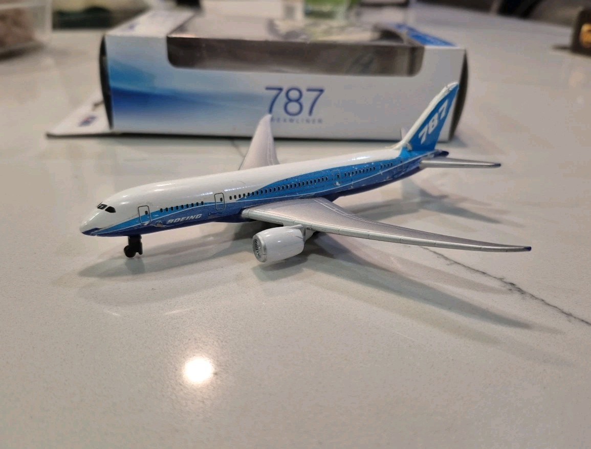 Dreamliner B787-8 Airliner (5″ Wingspan) (Die Cast)