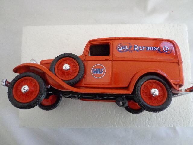 ERTL 1932 FORD PANEL GULF OIL DELIVERY BANK 1:25 DIECAST