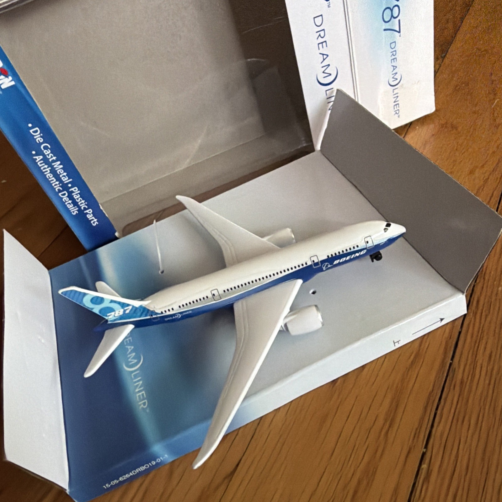 Boeing 787 DreamLiner Airplane 5″ Wingspan Daron Toys Die-cast Used W Box Nice