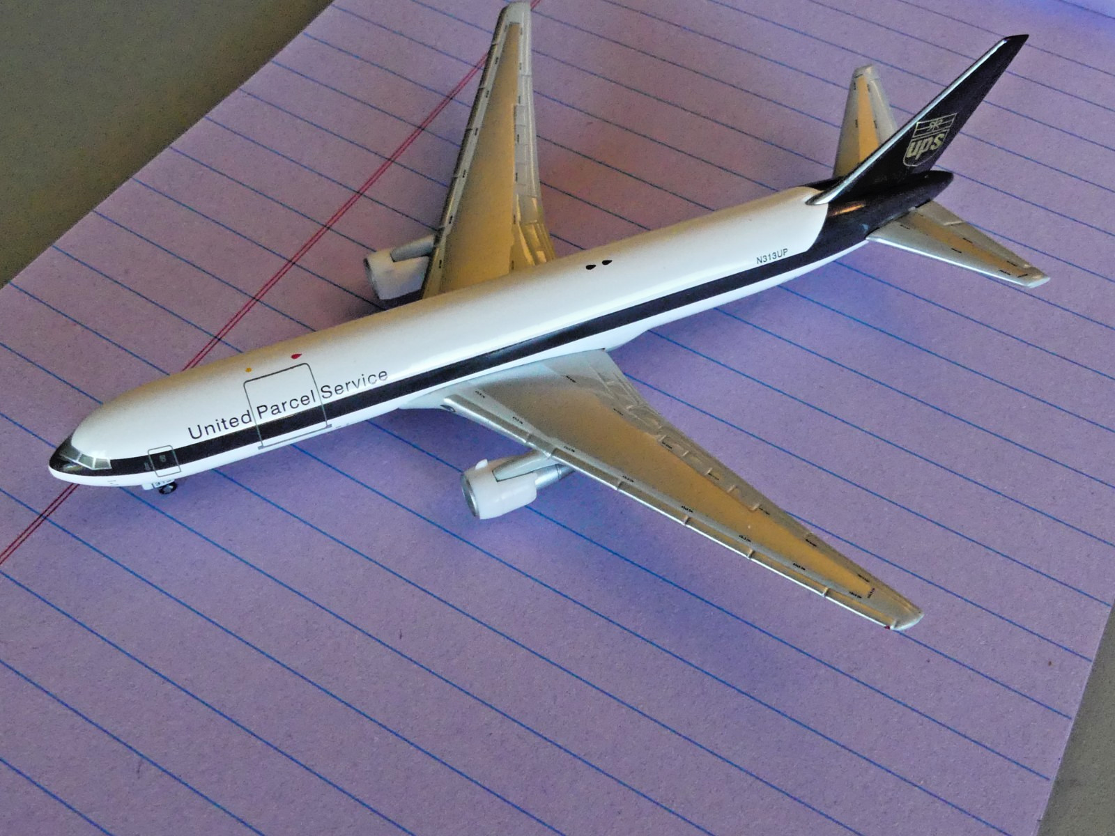 Boeing 767 model (1/500 scale) in UPS colors.