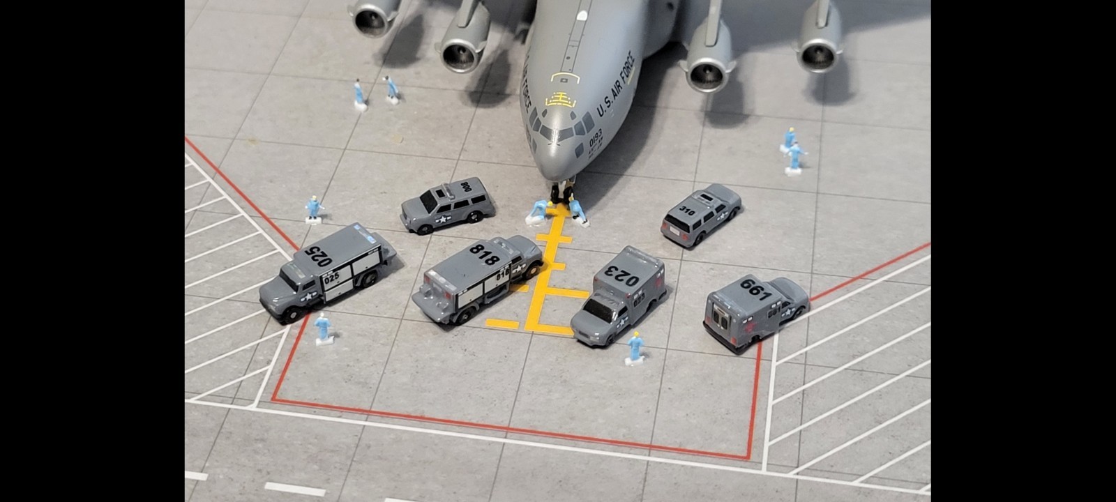 Artistic400 Airport Accessories GSE 1:400 Scale Air Force Vehicles 6-Pack