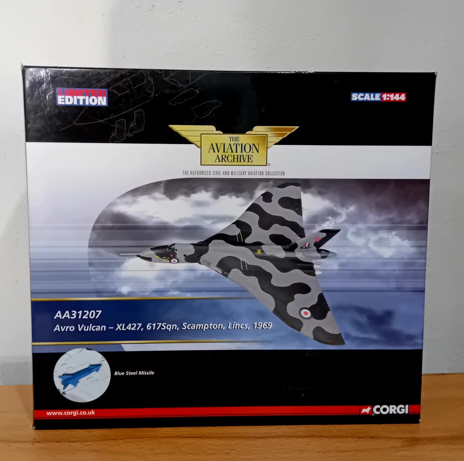 Corgi Aviation AA31207 Avro Vulcan XL427 617 Sqn Scampton Lincs 1969 1:144 Scale