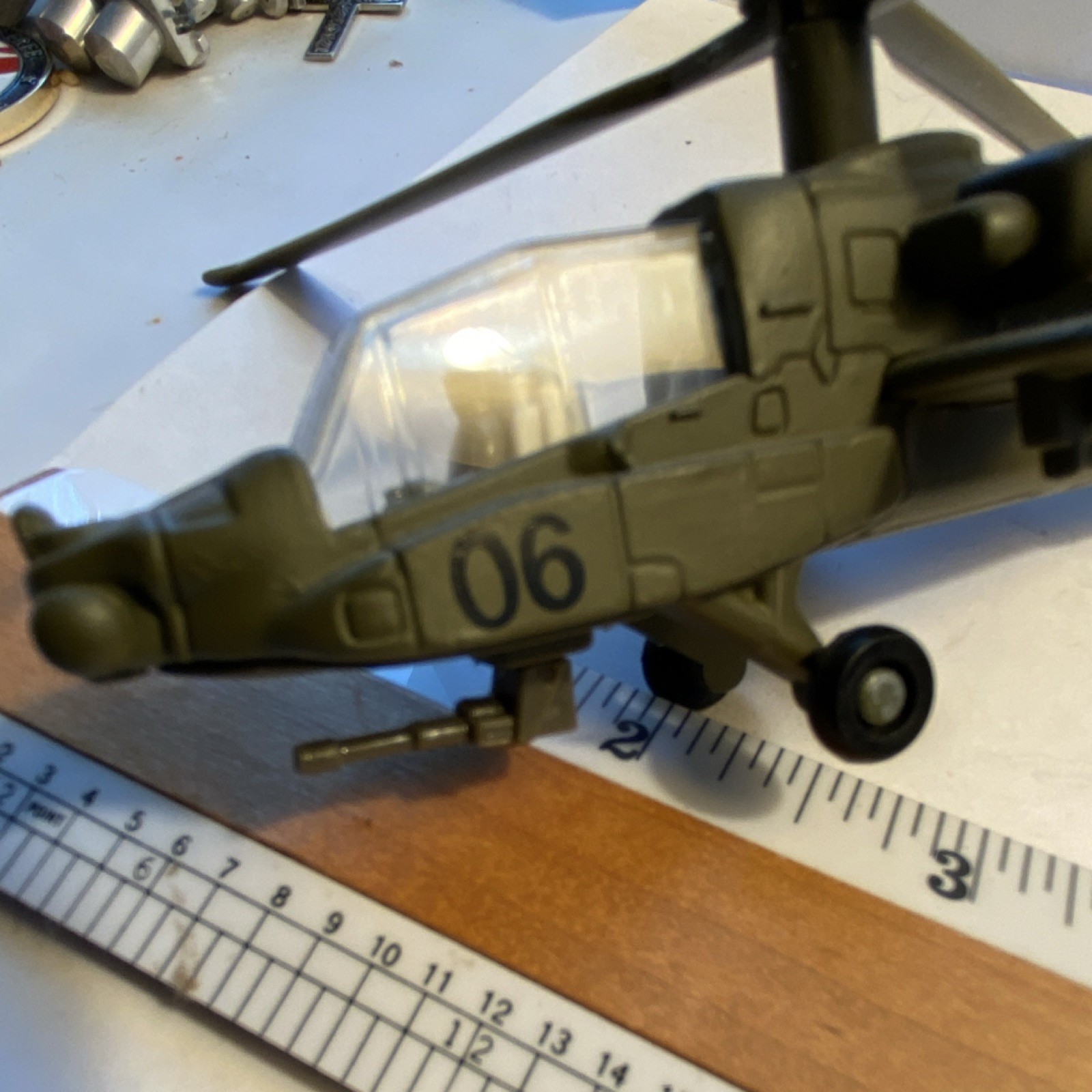Maisto Boeing AH-64 Apache Diecast Helicopter 1:60 Green Army w/ Stand