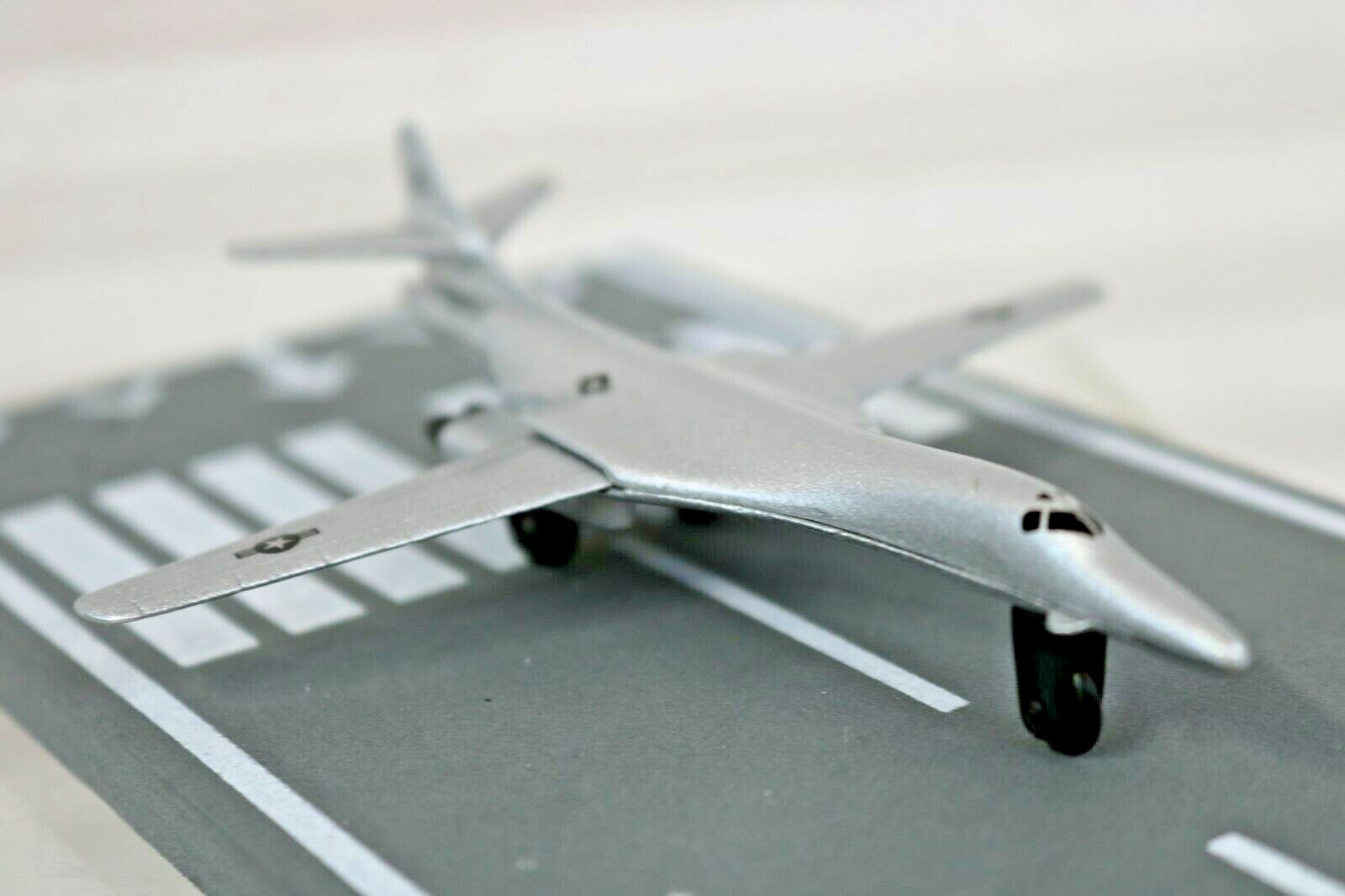 B-1 Silver Lancer (USAF) 4 1/2″ X 4″ w/Runway 24 piece 7 1/4″ Daron RW 025