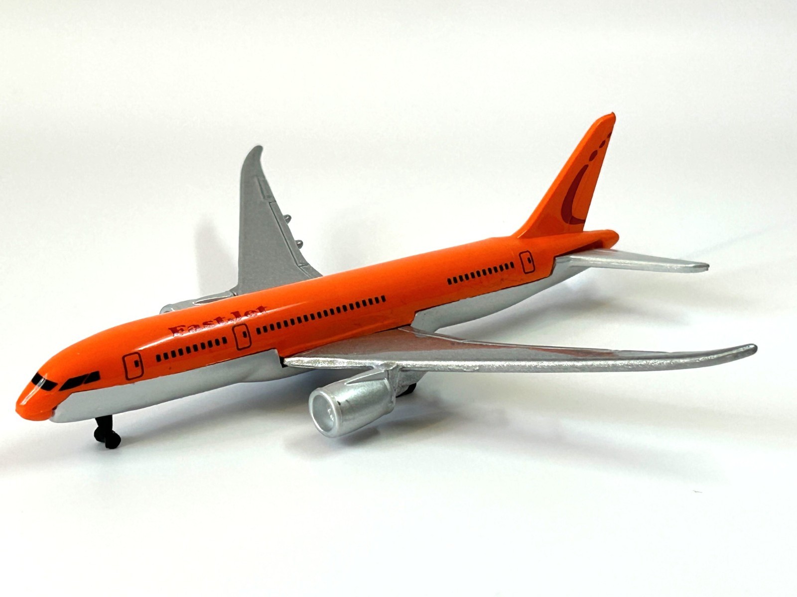 Boeing 787-8 American Plane Airliner Model Toy Orange Diecast 1:500 Scale Maisto