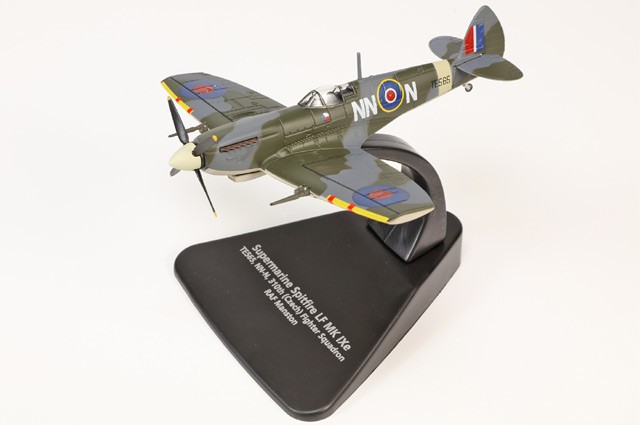 Oxford Diecast 1/72 Spitfire Mk IX Airplane TE565 RAF No.310 (Czech) Sqn