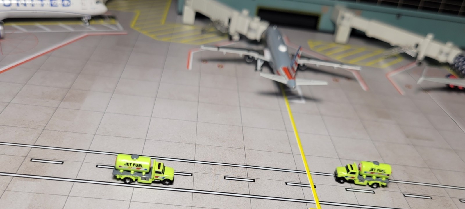 Artistic400 Airport Accessories GSE 1:400 Scale Fuel Truck 2-Pack