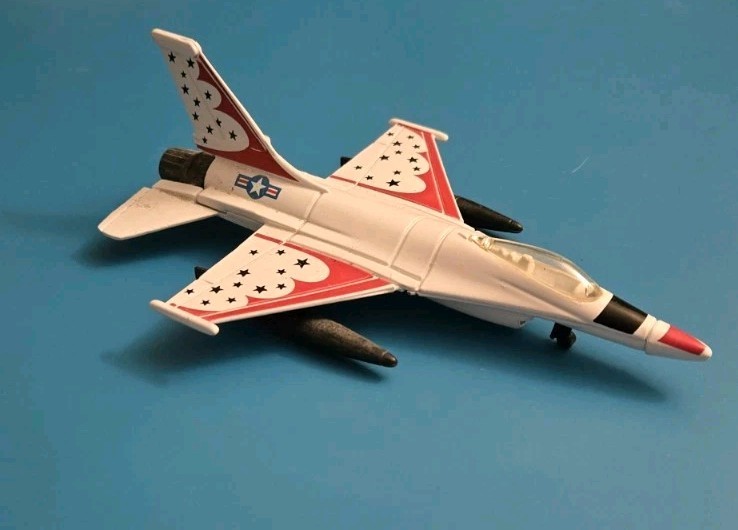 Road Champs U.S. Air Force Daron Runway24 F-16 Thunderbird die-cast jet