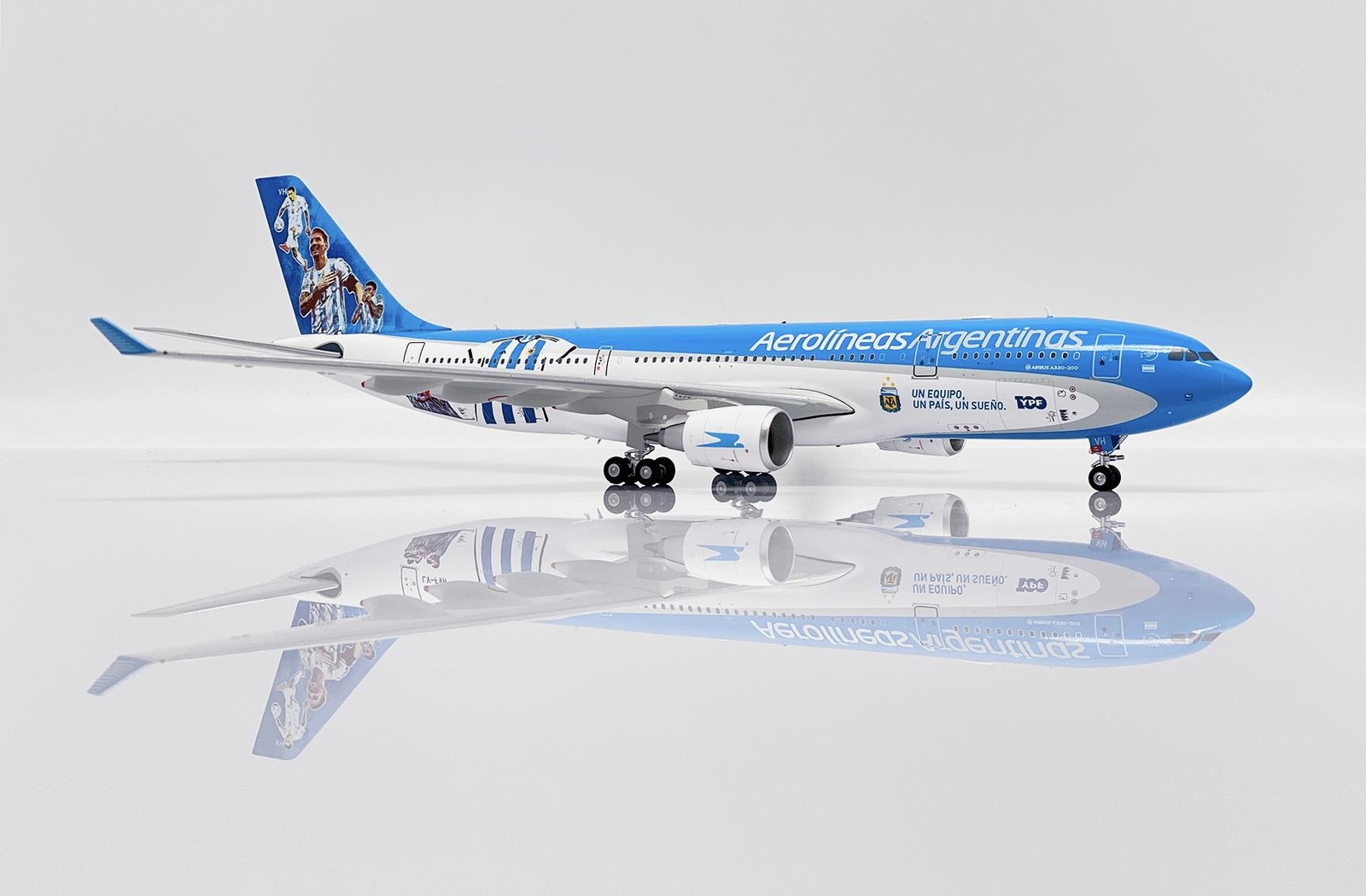 Aerolineas Argentinas Airbus A330-200 LV-FVH 1:200 Scale JC Wings SA2036