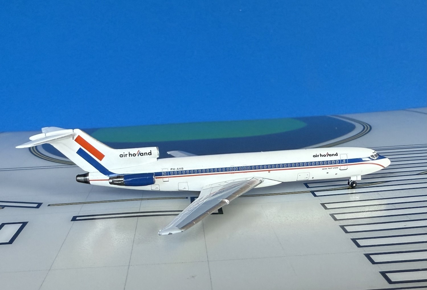 Air Holland Boeing 727-200/Adv PH-AHB 1980s 1:400 scale diecast Aeroclassics