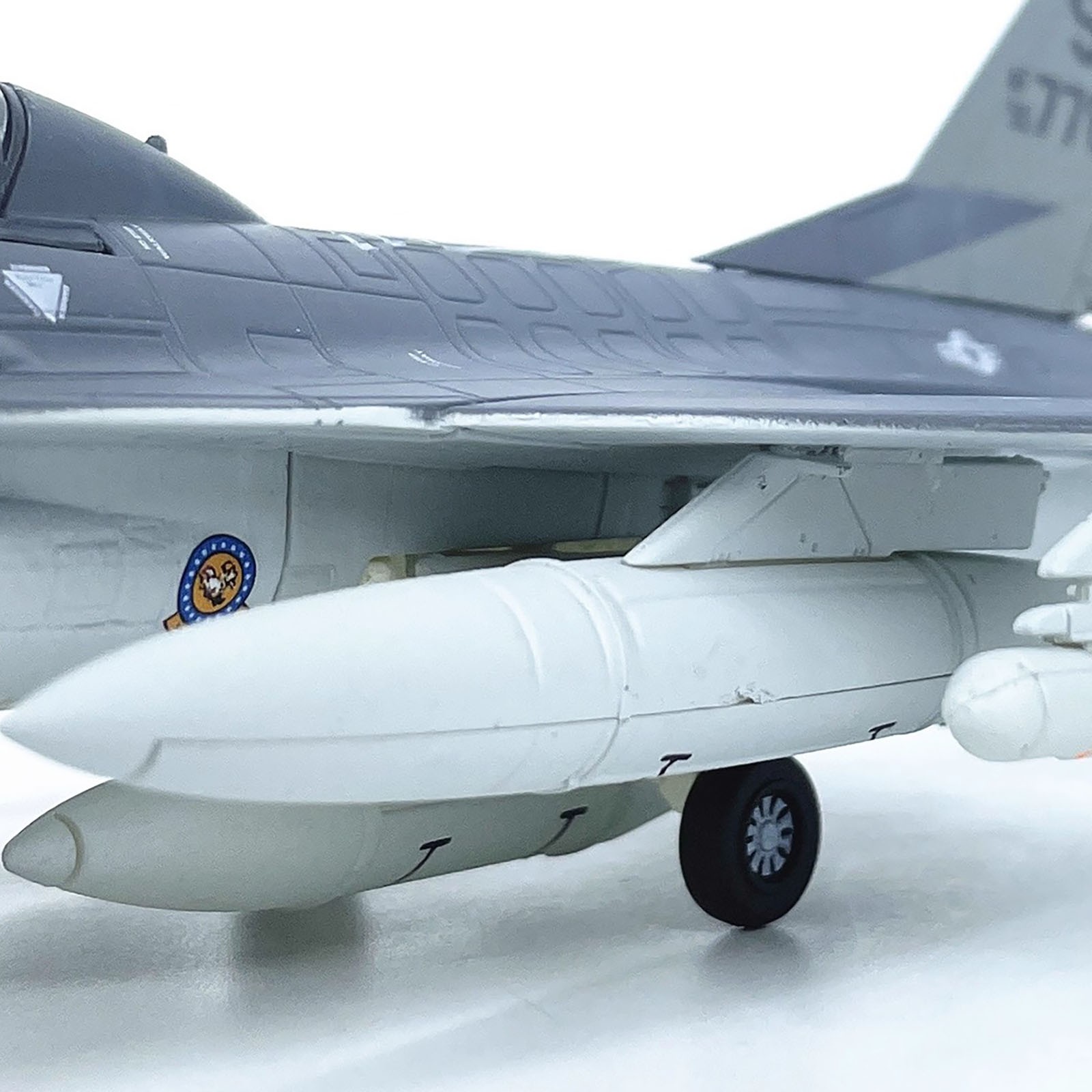 F-16D Fighter Jet Aircraft Model 1/72 Scale For US Air Force Alloy Diecast 21cm
