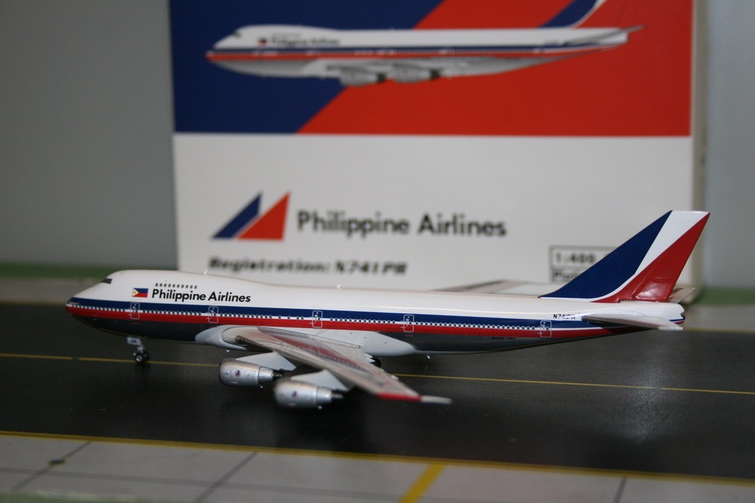 Phoenix 1:400 Philippine Airlines Boeing 747-200 N741PR (11889) Philippines