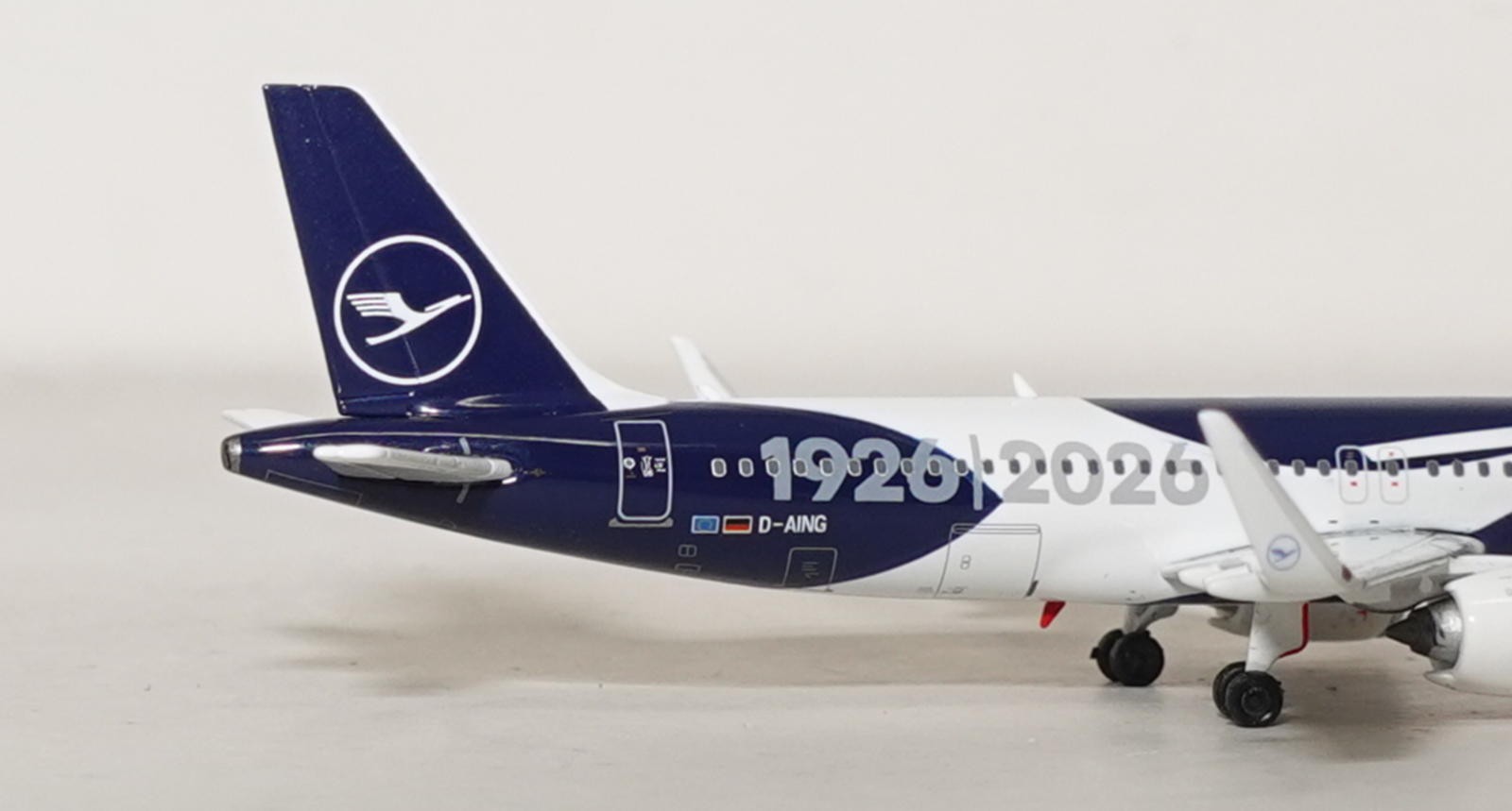 1:400 Phoenix Models Lufthansa A320-200 D-AING 93096 PH404683 Airplane Model