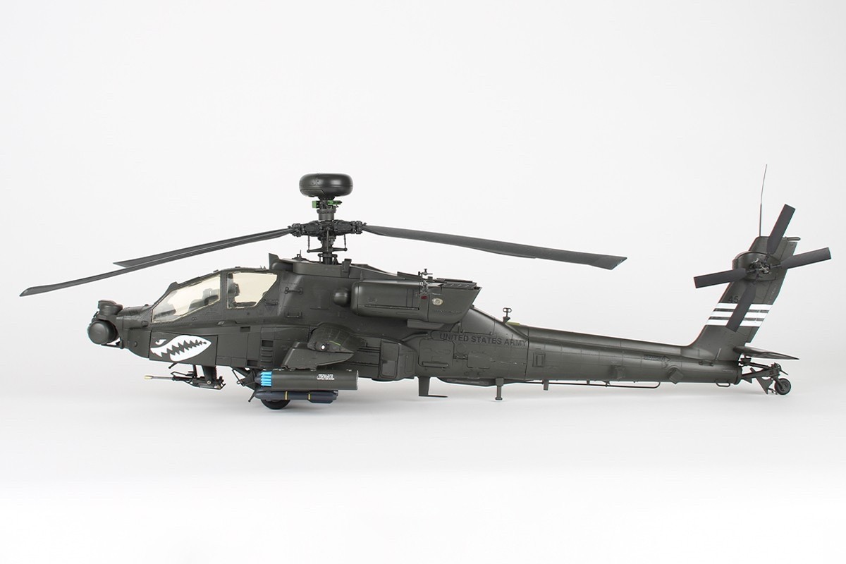 Agora Models 1:24 AH-64D Apache Longbow Helicopter. Full boxed kit.