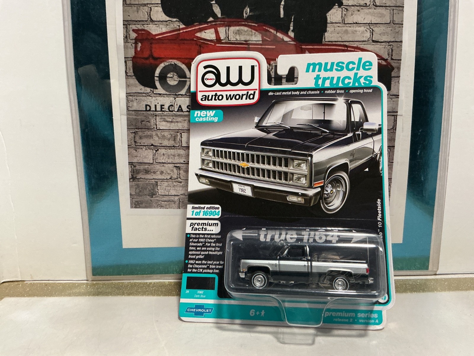 1/64 SCALE – AUTO WORLD 1982 CHEVY SILVERADO 10 FLEETSIDE [BLACK]