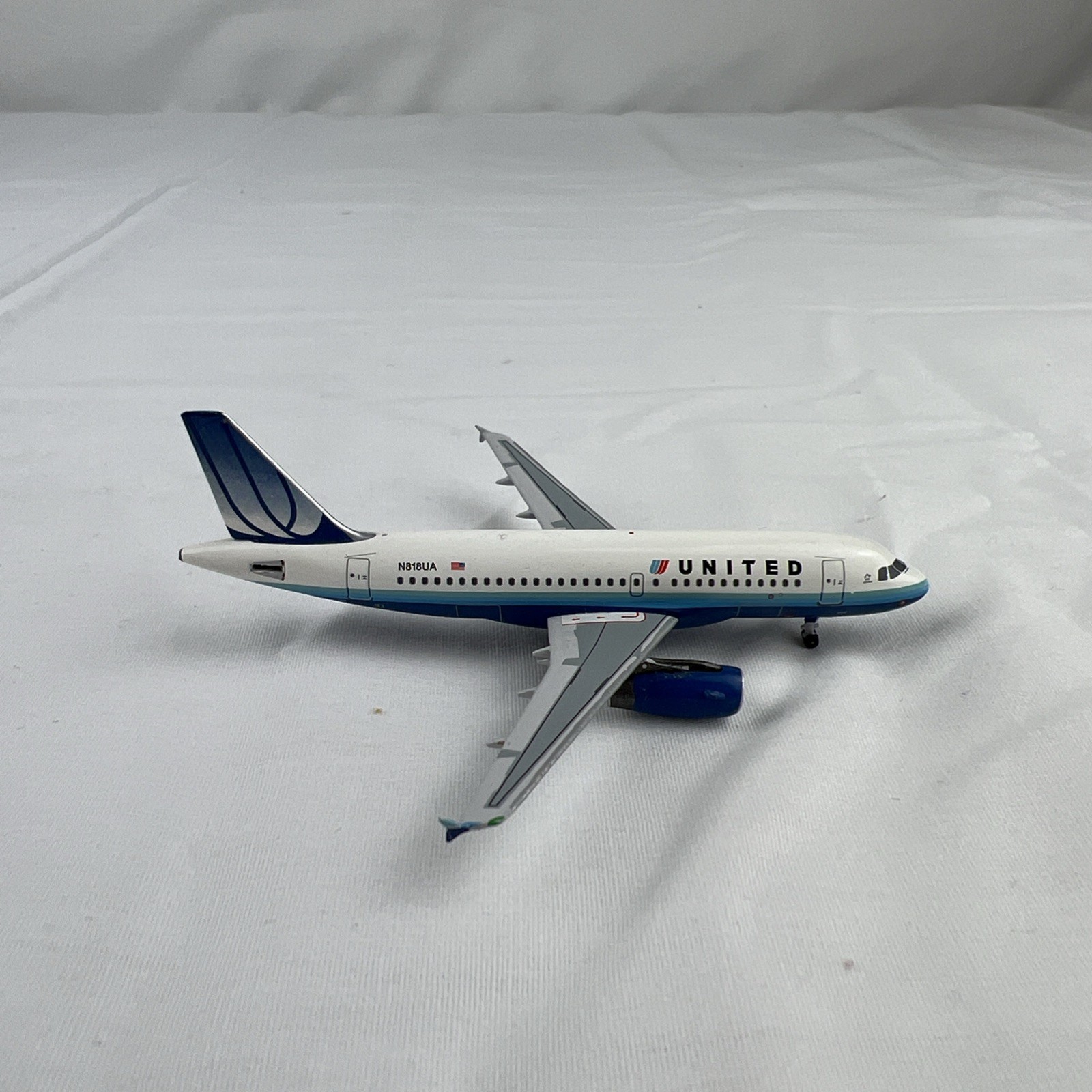 1:400 Airbus A319-100 United Airlines N818UA Blue Tulip AeroClassics/DAMAGED