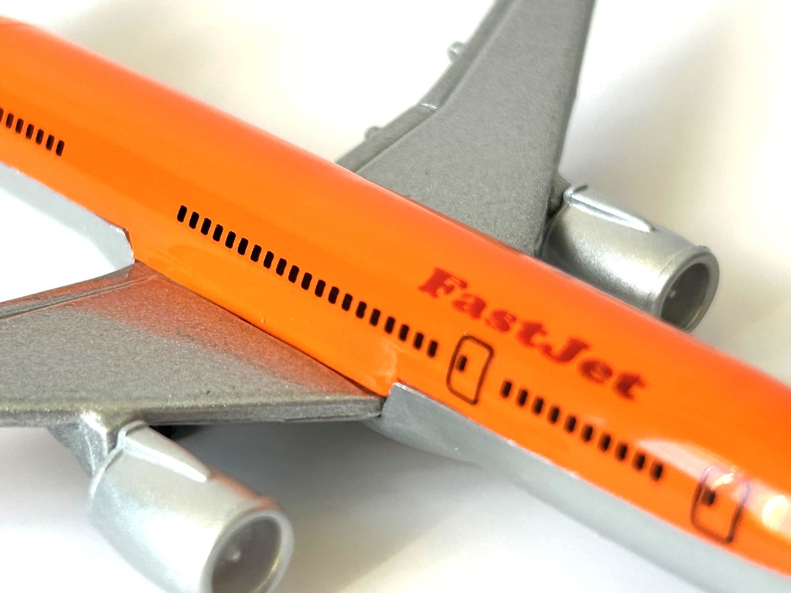 Boeing 787-8 American Plane Airliner Model Toy Orange Diecast 1:500 Scale Maisto