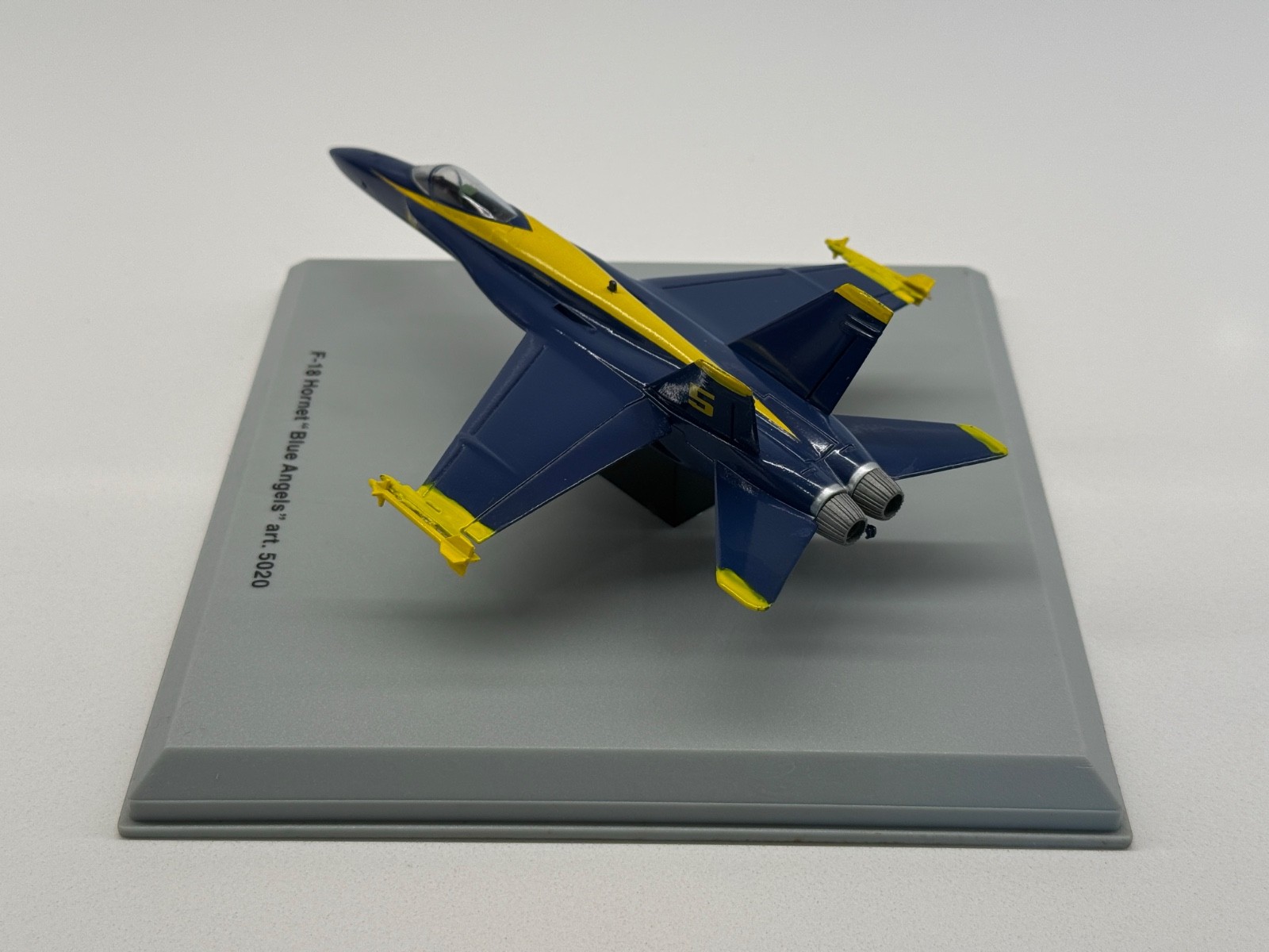Armour Collection 1:100 F-18 Hornet US Navy “Blue Angels” – ART 5020