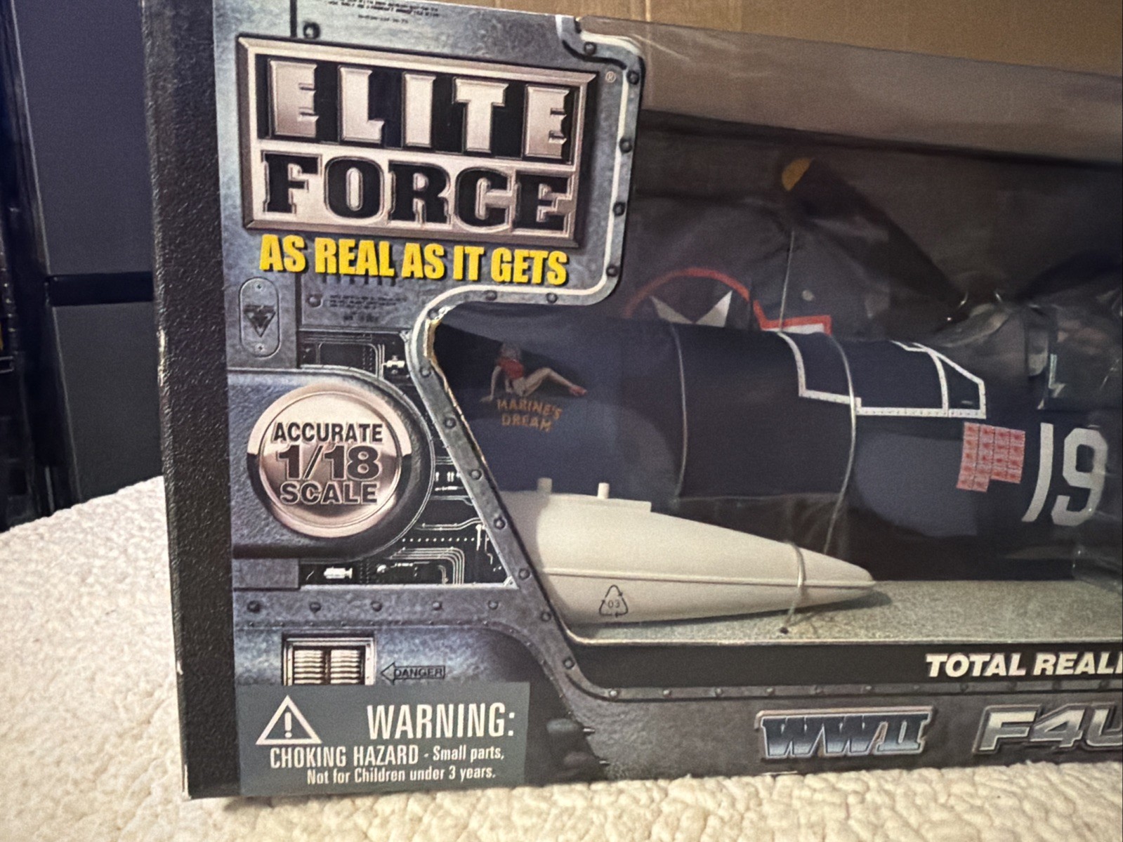 A511 1/18 ELITE FORCE WWII MARINES DREAMS #19 F4U-1A/D CORSAIR FIGHTER PLANE