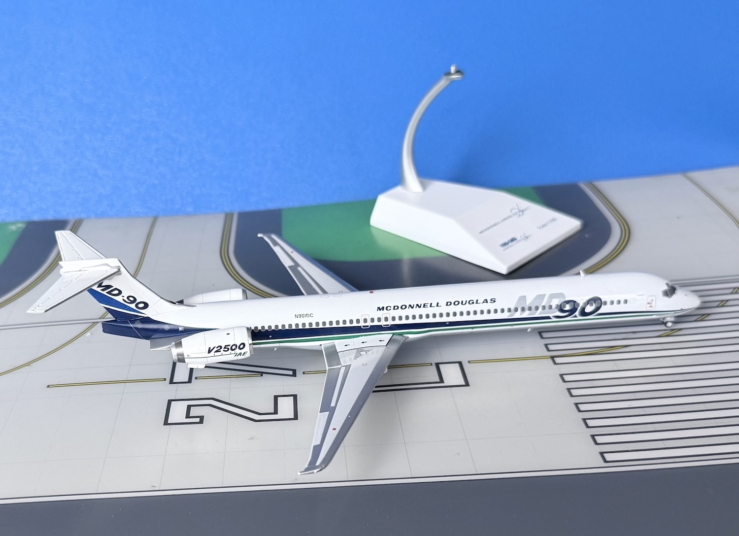 McD Douglas MD-90-30 N901DC House colors 1:200 scale diecast JC Wings