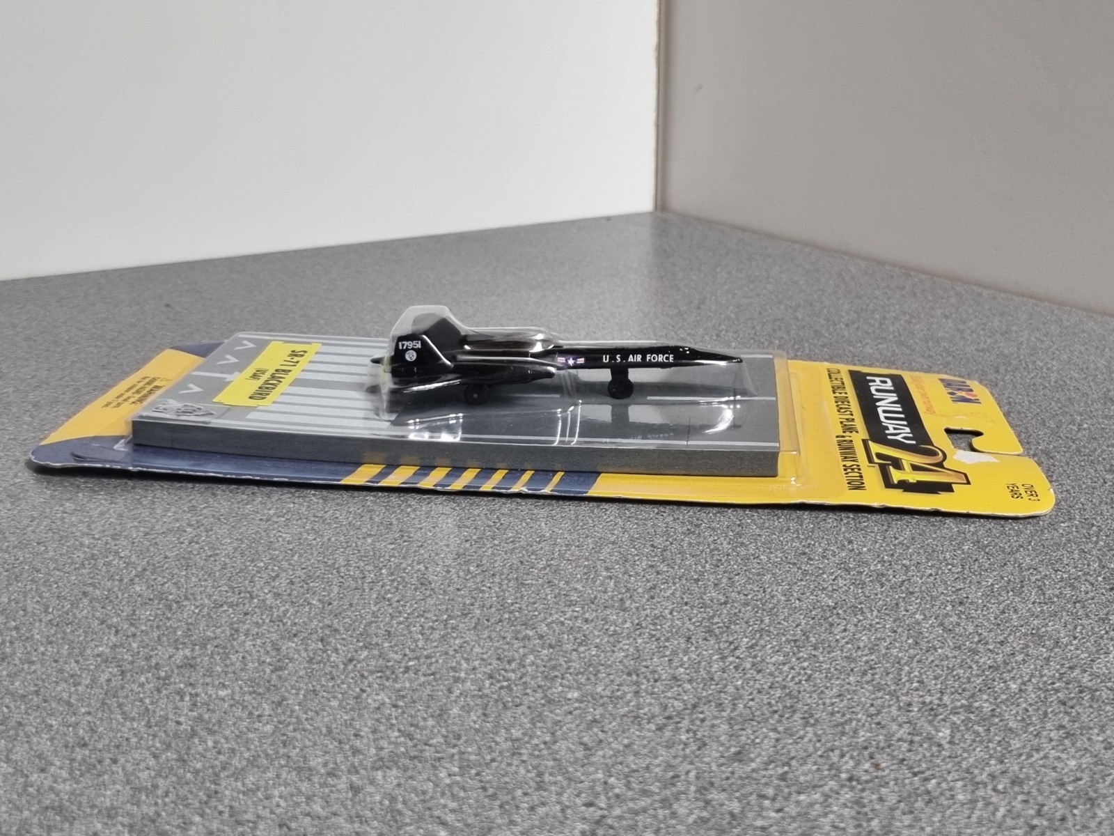 Daron Runway 24 Diecast SR-71 Blackbird (USAF) & Runway Section Sealed