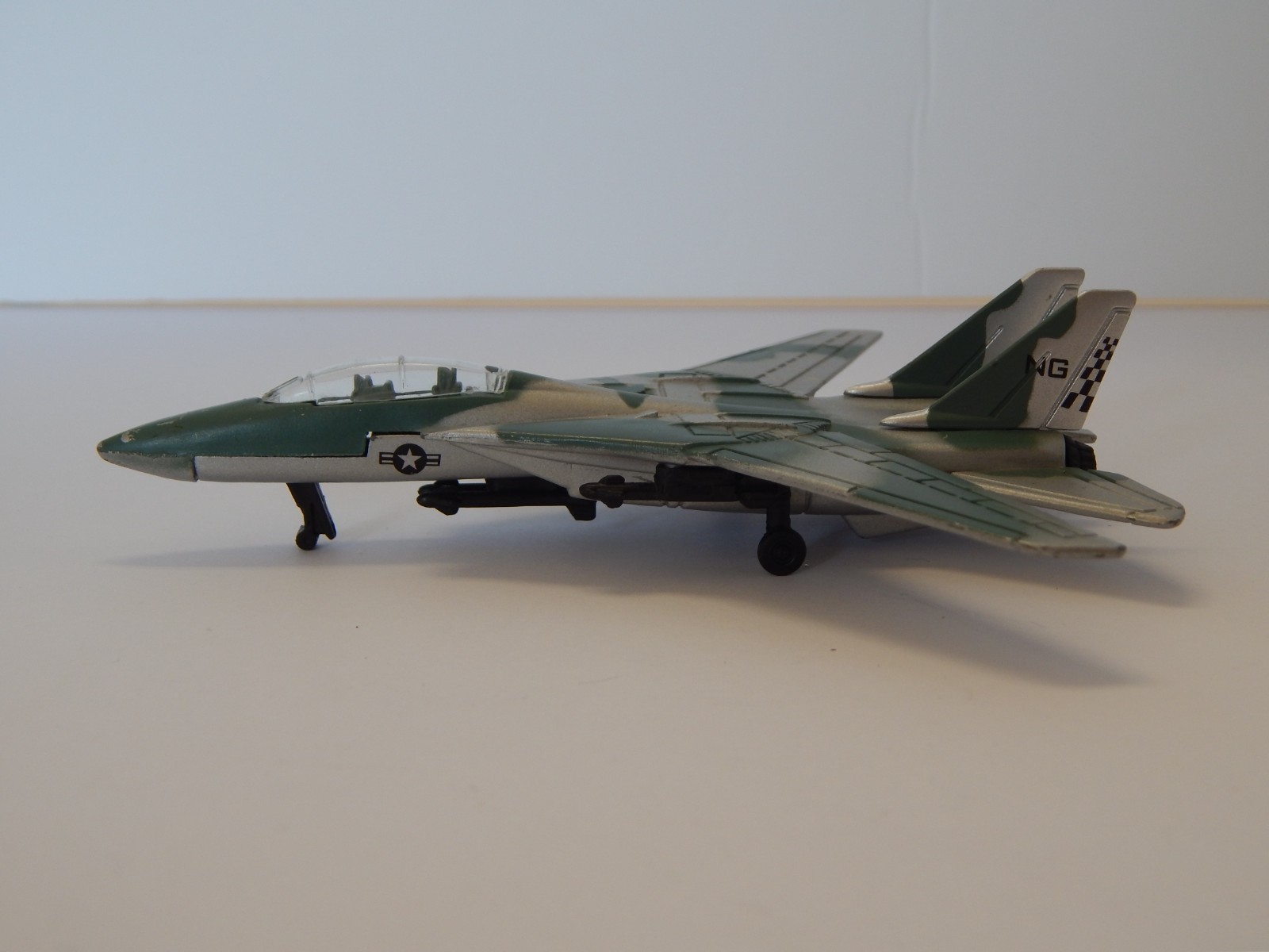 1:64 MAISTO F14 TOMCAT JET-LOOSE-VERY NICE
