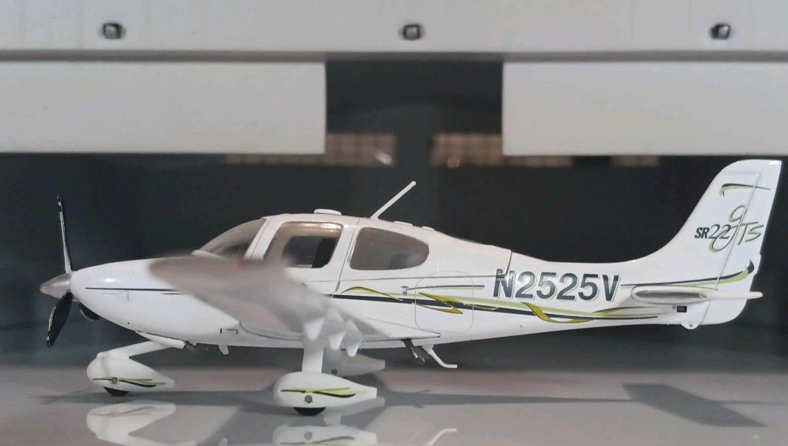 GeminiJets Cirrus SR22 N2525V 1:72 White Green Diecast Model With Stand
