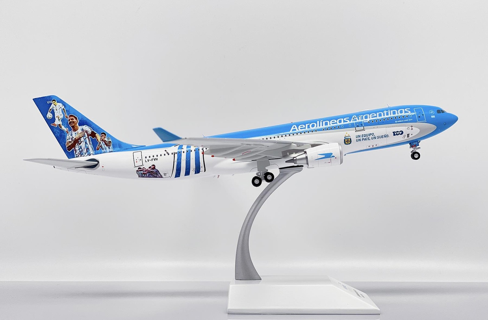 Aerolineas Argentinas Airbus A330-200 LV-FVH 1:200 Scale JC Wings SA2036
