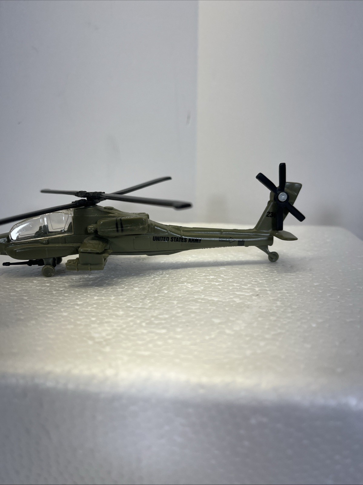 Boeing AH-64A Apache US Army Helicopter Die-Cast Replica by Maisto