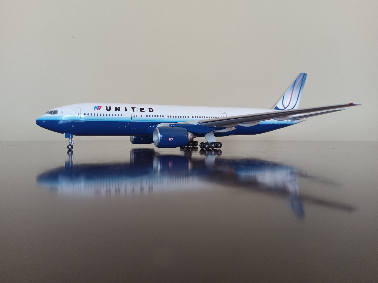 Gemini Jets 1:400 United 777-200 MINT