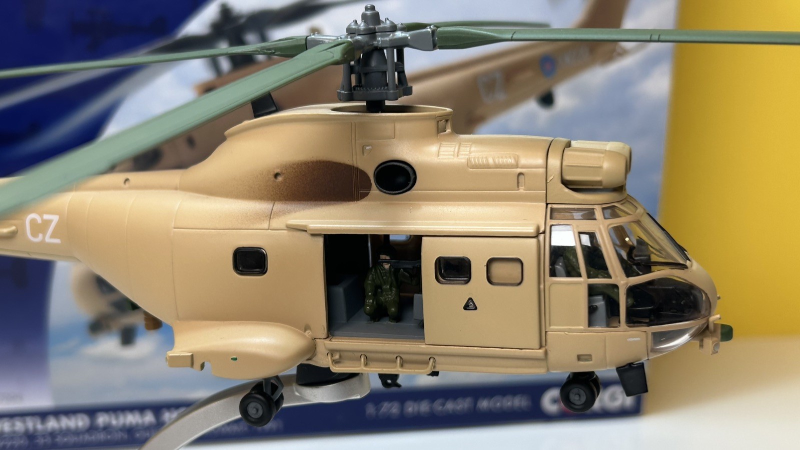 CORGI AA27004 WESTLAND PUMA HC.1 XW220 33 SQD GULF WAR KUWAIT 1991