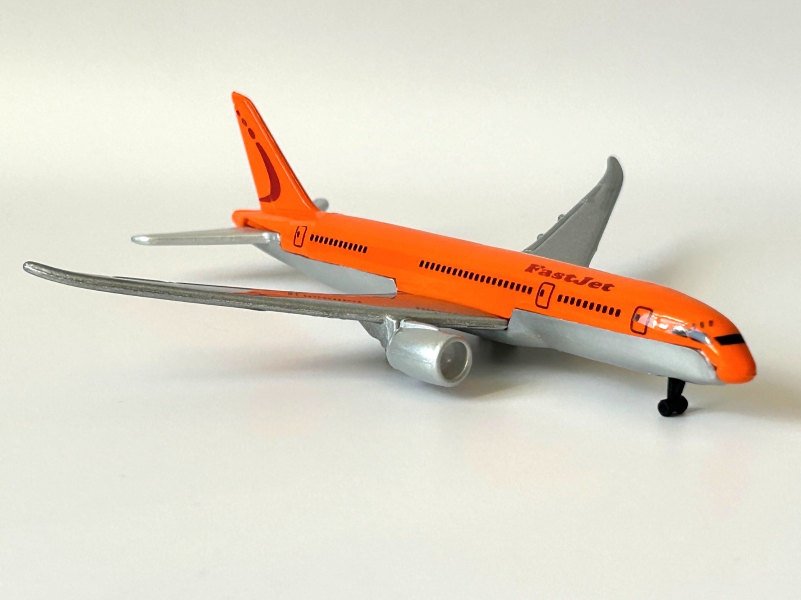 Boeing 787-8 American Plane Airliner Model Toy Orange Diecast 1:500 Scale Maisto