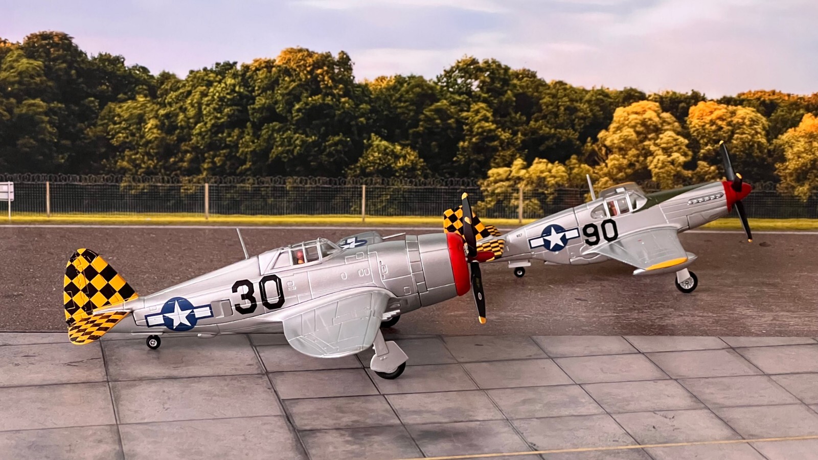 CORGI US39914 – P47D THUNDERBOLT – P51B MUSTANG SET, TEAR IN SIDE OF BOX