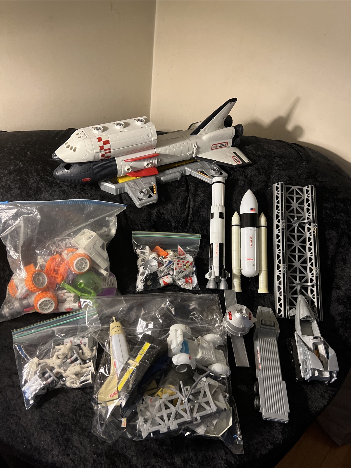 Nasa toys 2008 Mattel Matchbox MBX Mega Rig Space Shuttle Mission Alien Capsule