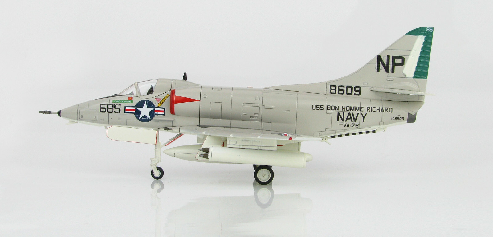 Hobby Master A-4C Skyhawk USN VA-76 Spirits, ‘MiG-17 Killer’, 1967. HA1427