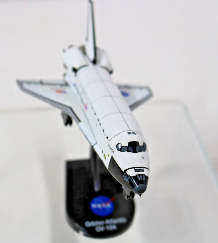 Same Day Shipping Orbiter Atlantis (1:300) First Flight 1985 Total 33 Missions