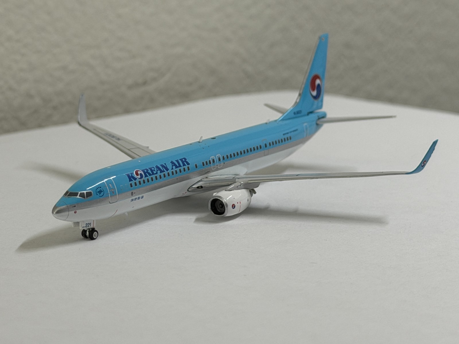 Phoenix 1:400 die-cast model Korean Air 737-900ER HL8221
