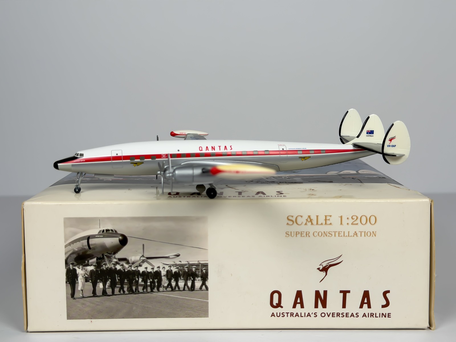 Qantas Airways Lockheed L-1049 1:200 Hogan Wings VH-EAP (HG8744)