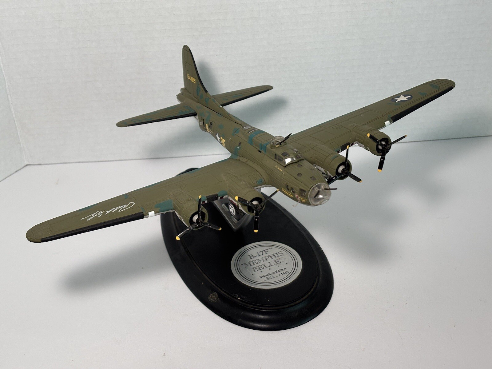 Franklin Mint B-17F MEMPHIS BELLE Signed Edition #13/1945 Diecast Airplane 1:96