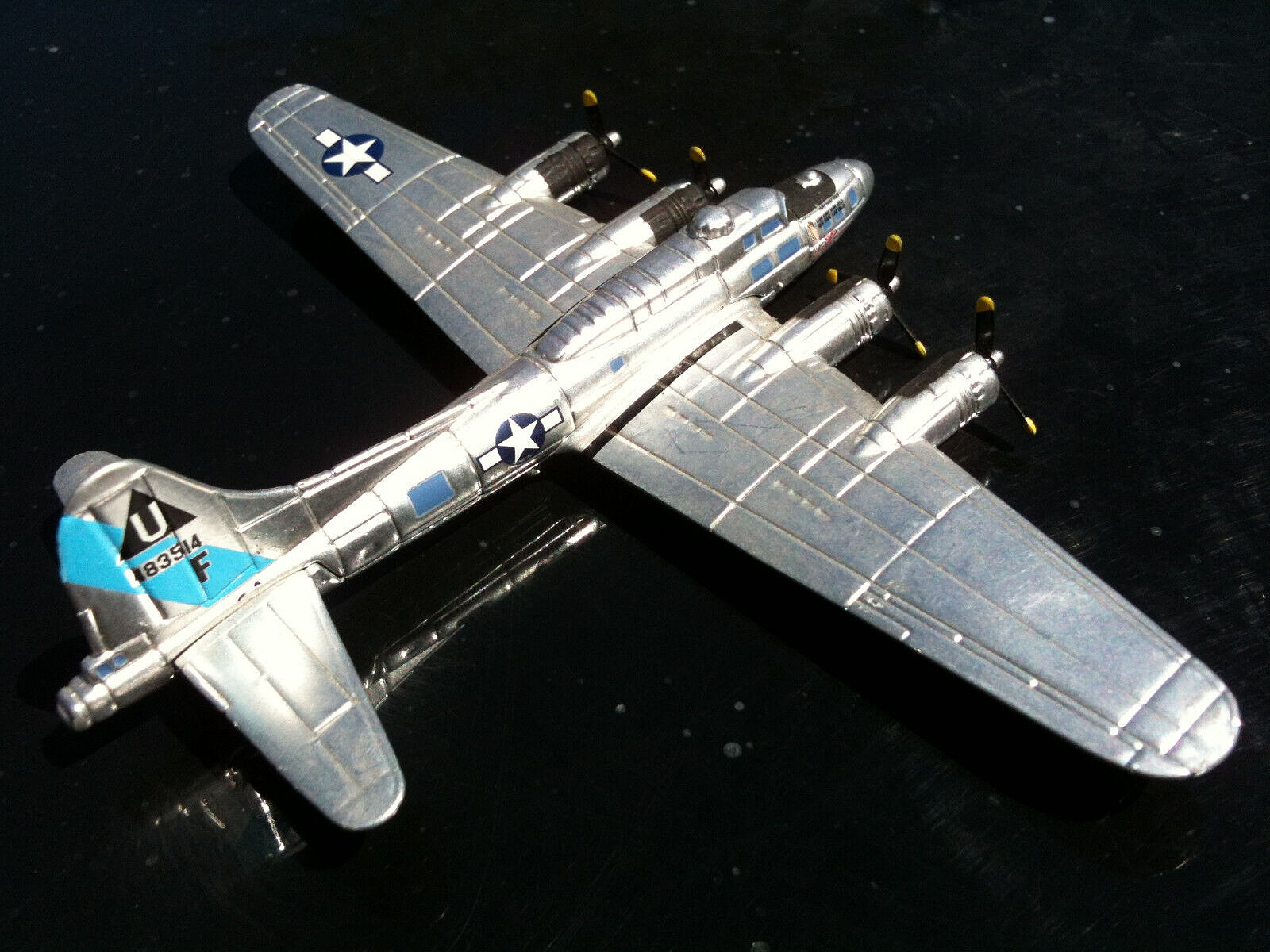 Corgi Boeing B17G Flying Fortress Confed. Air Force “Sentimental Journey” 1:300