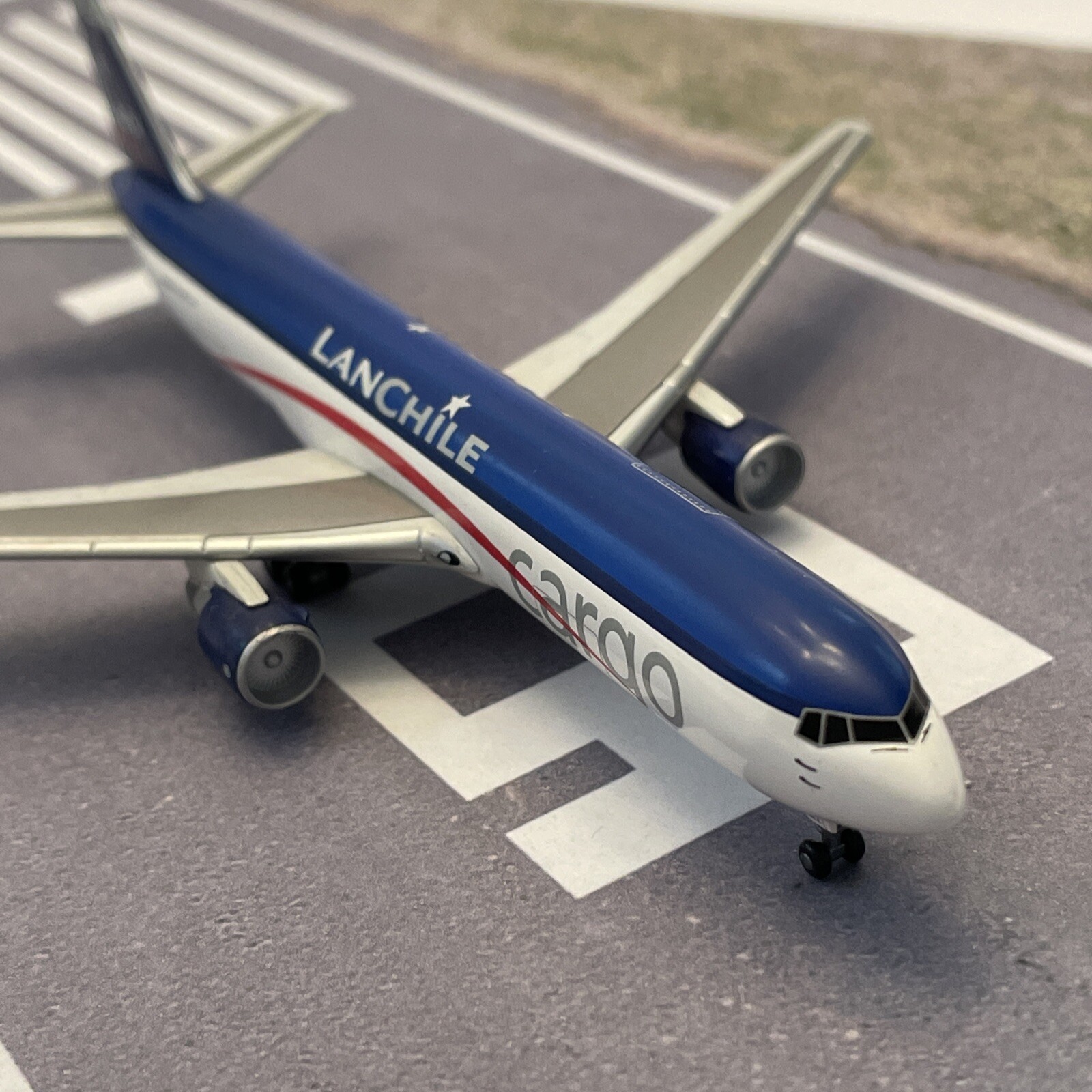 Lan Chile B767-316F 1:400 Diecast Airplane Model Dragon