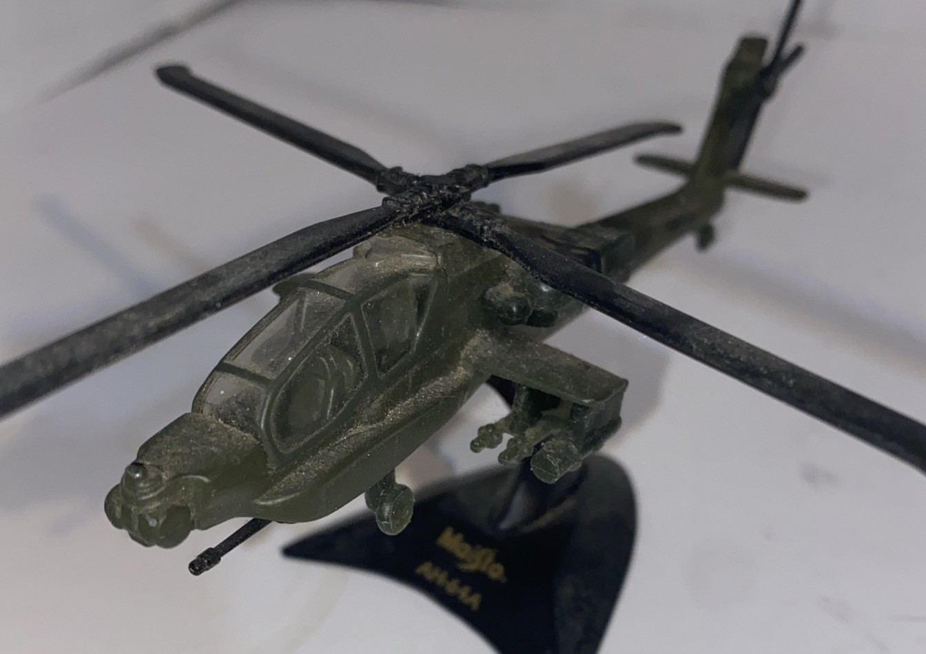 Boeing AH-64A Apache US Army Helicopter Die-Cast Replica with Stand by Maisto