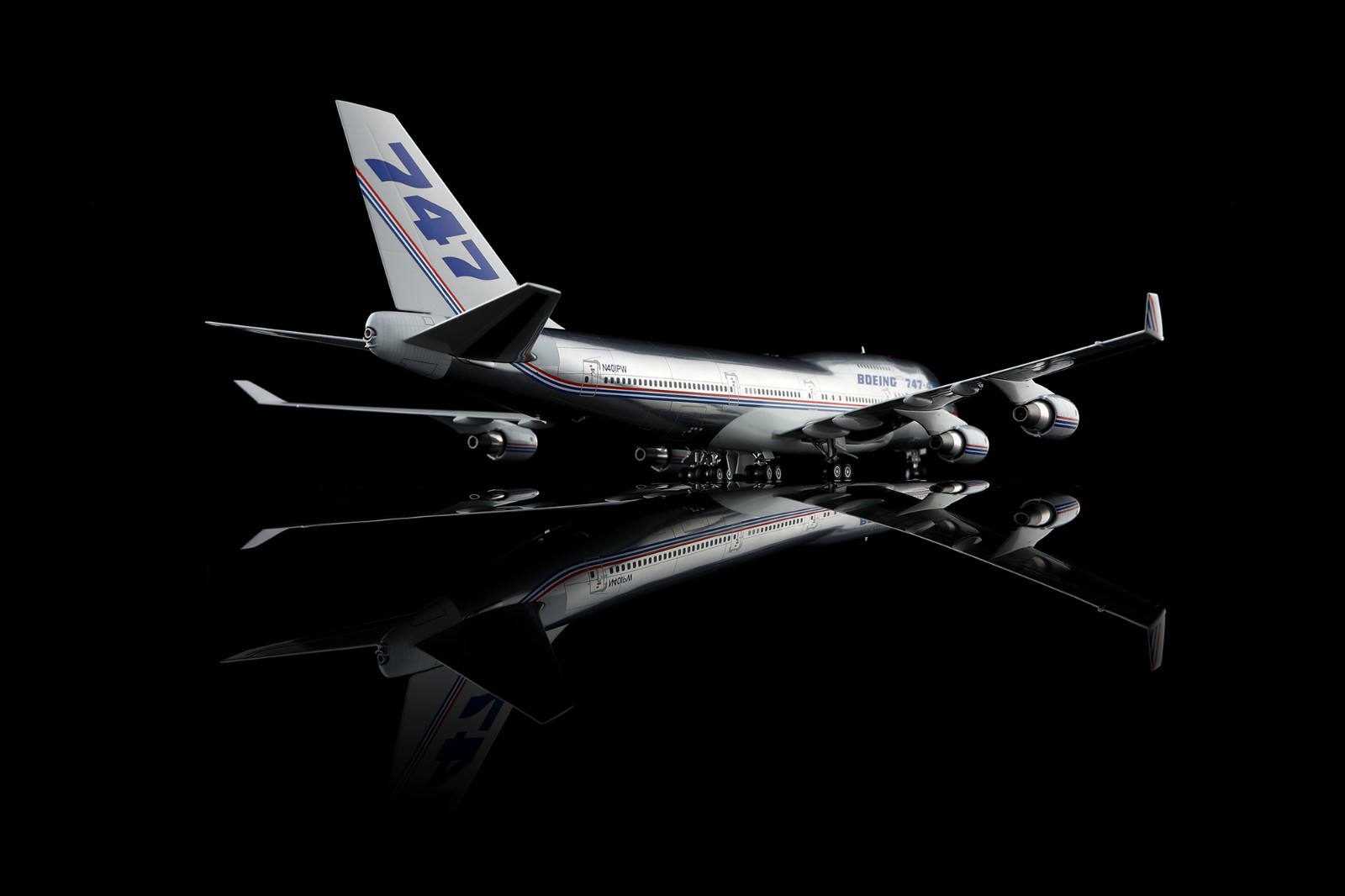 SQ Wings 1:200 Boeing B747-400 “House Colours – Flaps Up” N401PW