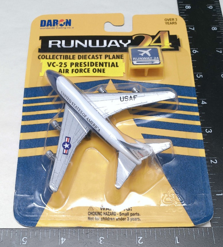 Air Force One VC-25 747 POTUS USAF Runway24 RW800 Die Cast Daron NEW Old Stock