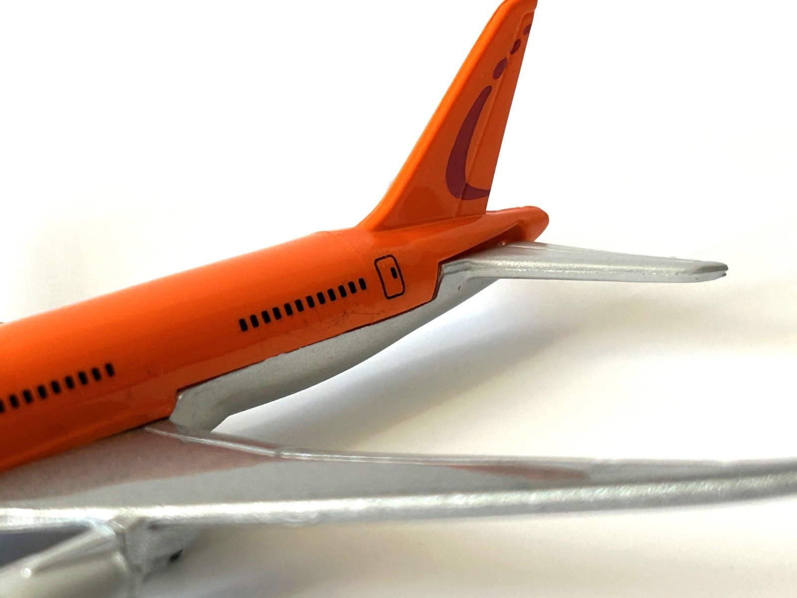 Boeing 787-8 American Plane Airliner Model Toy Orange Diecast 1:500 Scale Maisto