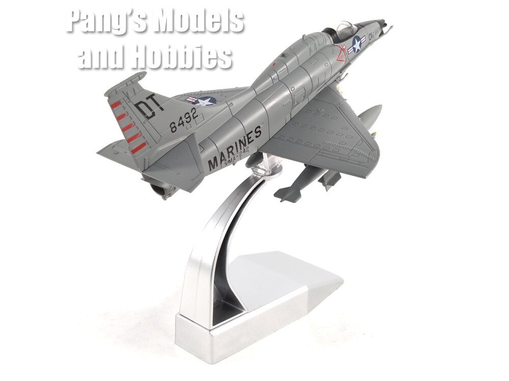 Douglas A-4 A-4D Skyhawk VMA-242 “Bats” MARINES 1962 1/72 Scale Diecast Model